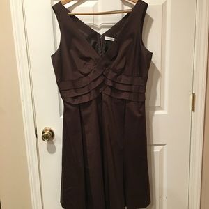 Extremely flattering brown mid-length dress